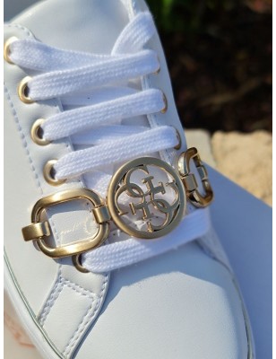 Baskets basses Guess Babee blanches avec ornement métallique logo 4G