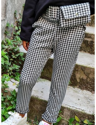 Pantalon Anya motif vichy noir et blanc avec ceinture et sacoche