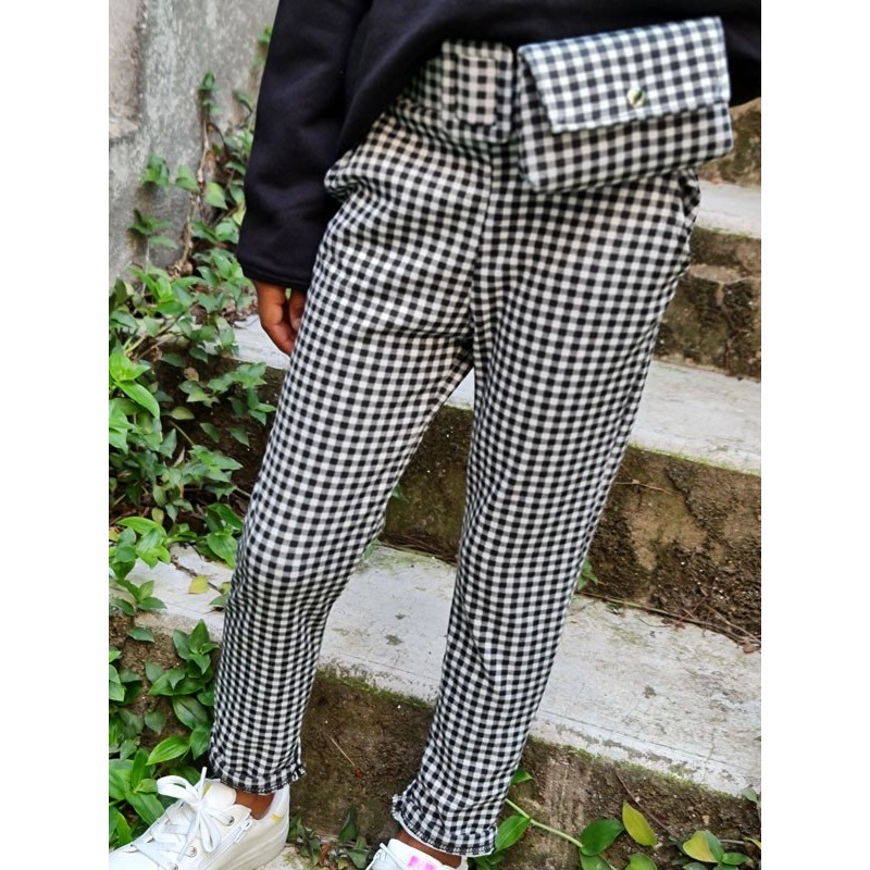 Pantalon Anya motif vichy noir et blanc avec ceinture et sacoche