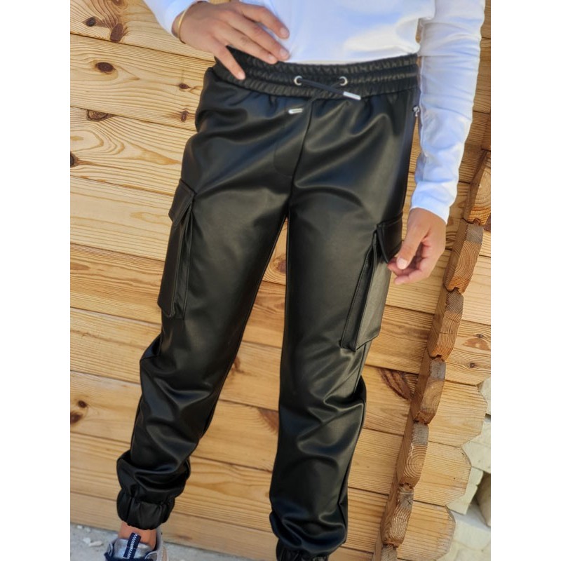 Pantalon forme baggy Guess Ticia noir en simili cuir