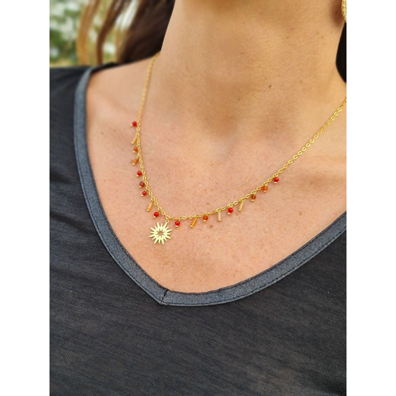 Collier chainette en acier inoxydable couleur or et orangé, avec soleil et perles pendantes