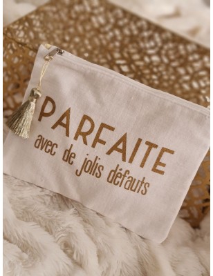 Pochette en gaze de coton "Parfaite avec de jolis défauts" avec pompon