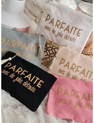 Pochette en gaze de coton "Parfaite avec de jolis défauts" avec pompon