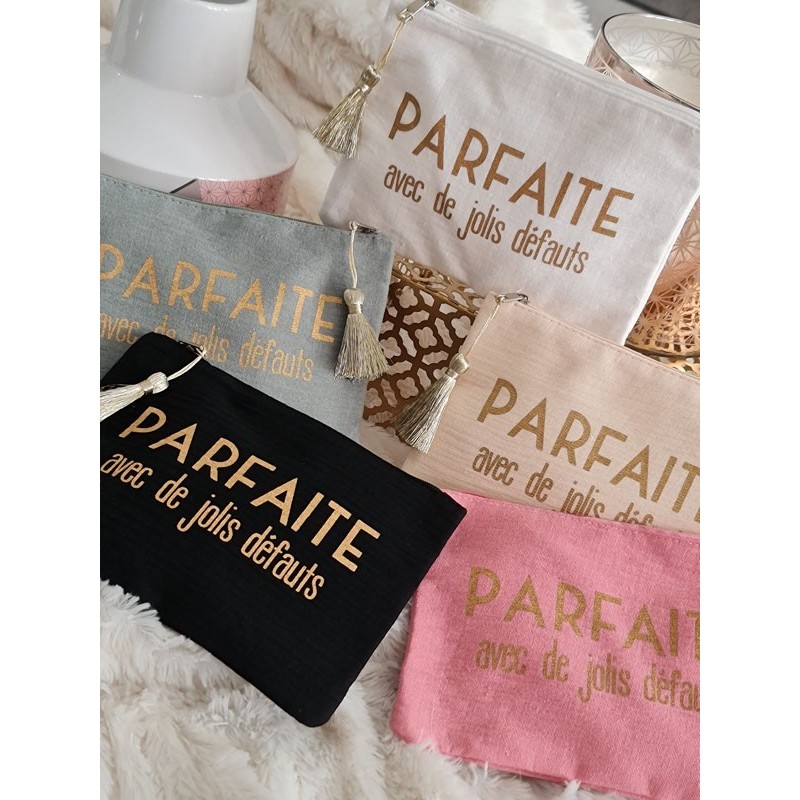 Pochette en gaze de coton "Parfaite avec de jolis défauts" avec pompon