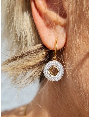 Boucles d'oreilles pendantes rondes Lyssia en acier inoxydable couleur or et blanches avec strass