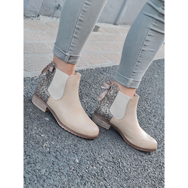 Bottines Alba crème avec contrefort pailleté et ruban décoratif Bottines Alba crème avec contrefort pailleté et ruban décoratif