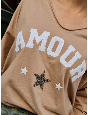Tee-shirt manches longues Amour camel avec col V et étoile en strass