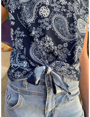 Tee-shirt Amanda bleu marine manches courtes avec motif bandana et nœud
