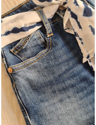 Short en jean stretch Le Temps des Cerises Tika bleu effet délavé, avec ceinture en tissu tie and dye