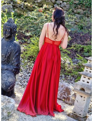 Robe longue de cérémonie Laya rouge avec effet satiné et dentelle