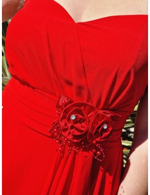 Robe courte de cérémonie Linda rouge en voilage avec fines bretelles et fleurs