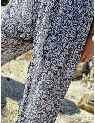 Pantalon large Molly Bracken Darla noir et blanc en voilage plissé avec motifs graphiques
