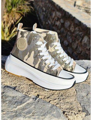 Baskets montantes en toile Kaporal Christa camouflage et or avec plateforme