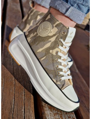 Baskets montantes en toile Kaporal Christa camouflage et or avec plateforme