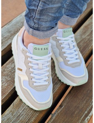 Baskets femme sneakers Guess Vinna blanches avec couleurs pastels et logos pivoine