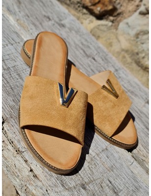 Mules femme Angela camel en suédine avec pièce décorative en métal doré