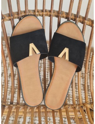 Mules femme Angela noires en suédine avec pièce décorative en métal doré