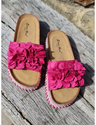 Mules Alexa fuchsia avec fleurs en suédine et plateforme ethnique
