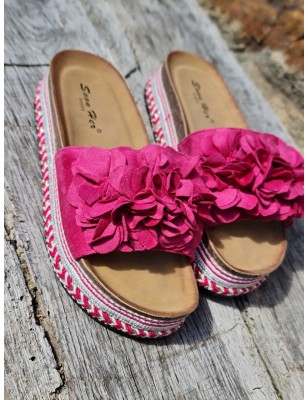 Mules Alexa fuchsia avec fleurs en suédine et plateforme ethnique
