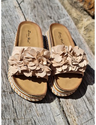 Mules Alexa beiges avec fleurs en suédine et plateforme ethnique