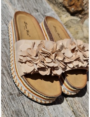 Mules Alexa beiges avec fleurs en suédine et plateforme ethnique