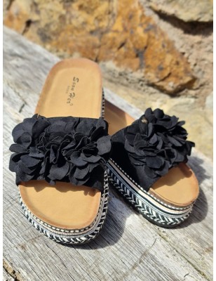 Mules Alexa noires avec fleurs en suédine et plateforme ethnique