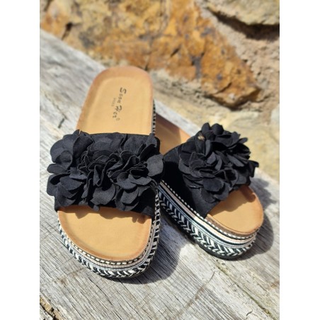 Mules Alexa noires avec fleurs en suédine et plateforme ethnique
