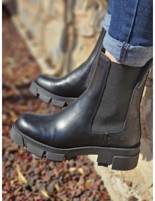 Bottines femme Guess Madla3 noires avec semelle crantée et logo 4G en relief
