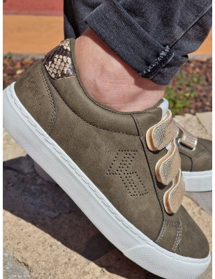 Baskets basses Kaporal Tippy kaki avec scratch dorés effet serpent