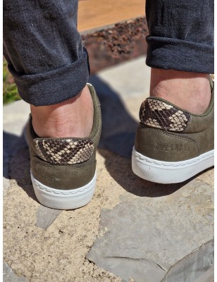 Baskets basses Kaporal Tippy kaki avec scratch dorés effet serpent