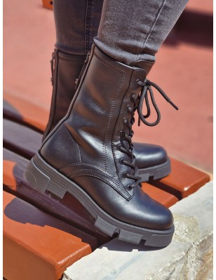 Bottines femme rangers Guess Madaya noires avec semelle crantée et fermeture zippée à l'arrière