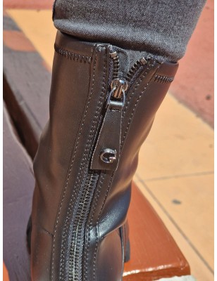 Bottines femme rangers Guess Madaya noires avec semelle crantée et fermeture zippée à l'arrière