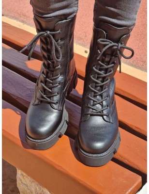 Bottines femme rangers Guess Madaya noires avec semelle crantée et fermeture zippée à l'arrière