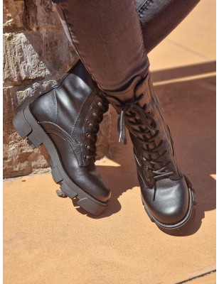 Bottines femme rangers Guess Madaya noires avec semelle crantée et fermeture zippée à l'arrière