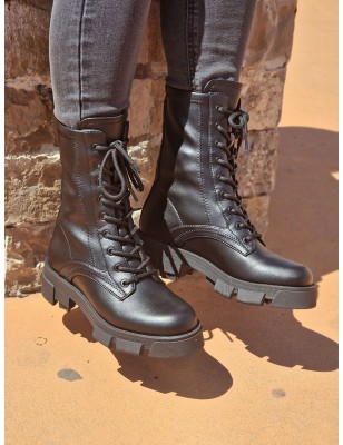 Bottines femme rangers Guess Madaya noires avec semelle crantée et fermeture zippée à l'arrière