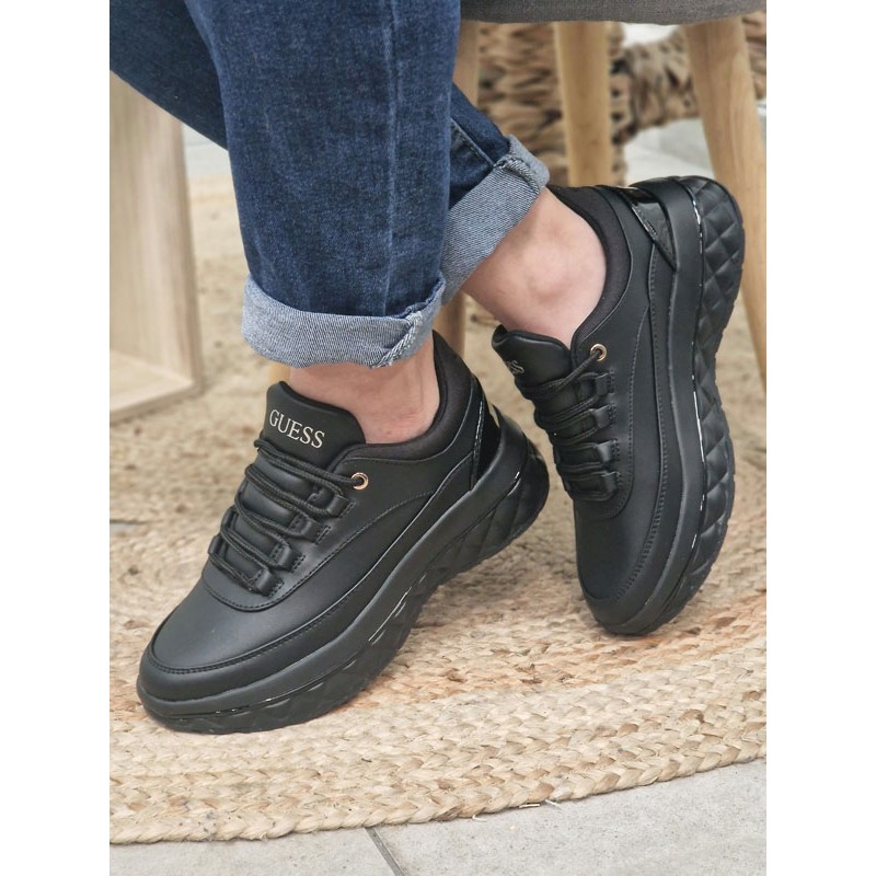 Baskets femme sneakers Guess Kyra noires