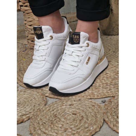 Baskets femme Guess Kaddy blanches avec logo pivoine et touches de doré
