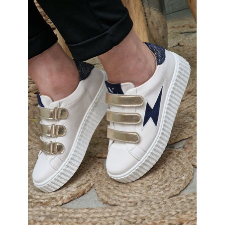 Baskets éclair Vanessa Wu Pomeline blanches et bleues effet suédine à plateforme avec scratchs dorés