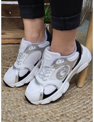 Baskets femme sneakers Guess Ibitha blanches