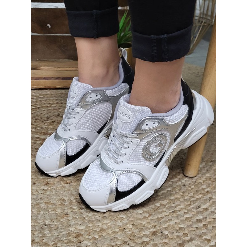 Baskets femme sneakers Guess Ibitha blanches