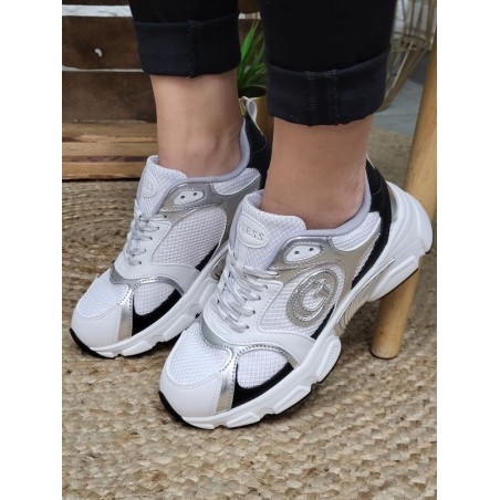 Baskets femme sneakers Guess Ibitha blanches