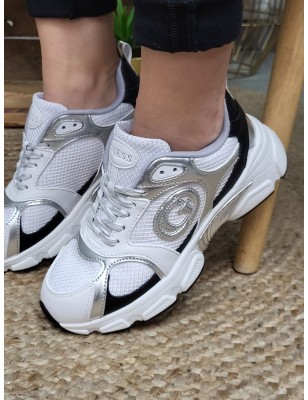 Baskets femme sneakers Guess Ibitha blanches