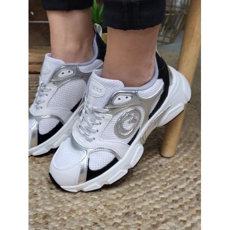 Baskets femme sneakers Guess Ibitha blanches