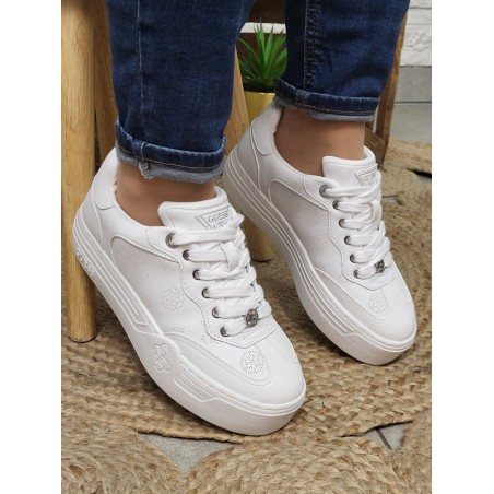 Baskets femme sneakers Guess Swole3 blanches