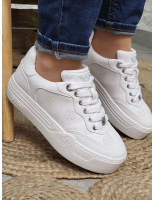 Baskets femme sneakers Guess Swole blanches
