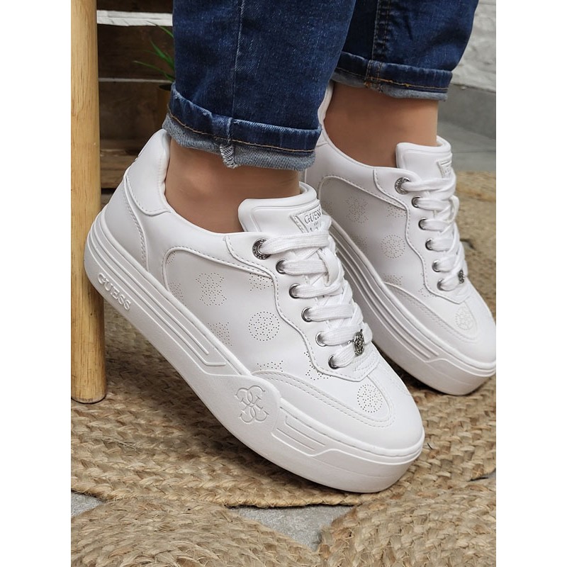 Baskets femme sneakers Guess Swole blanches